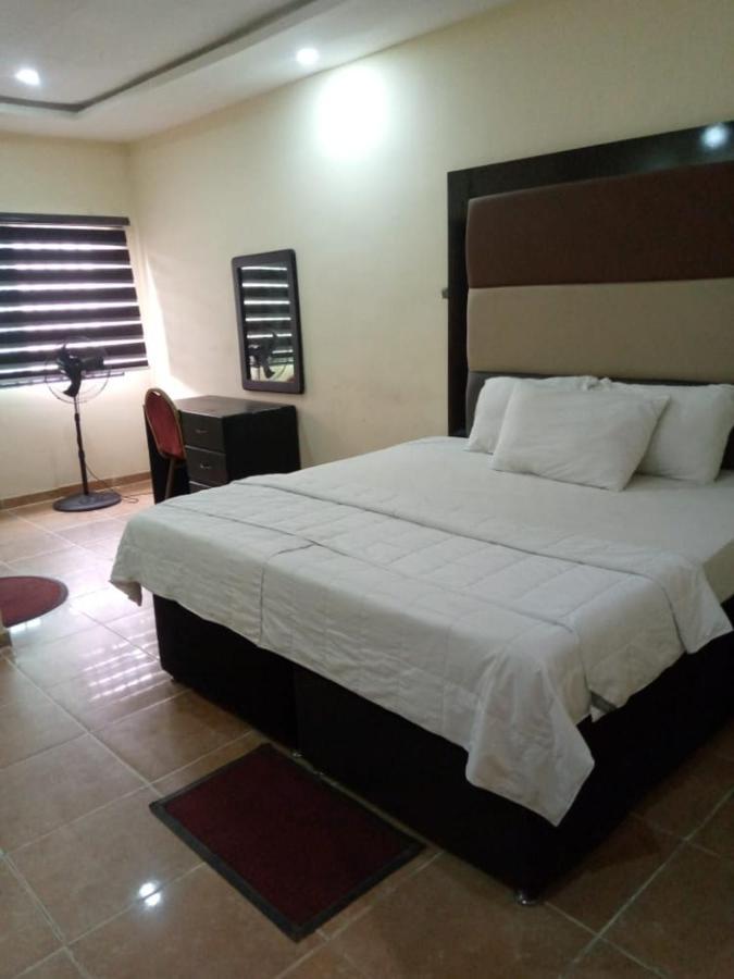 Senators Suites And Towers Hotel Omole Oda fotoğraf